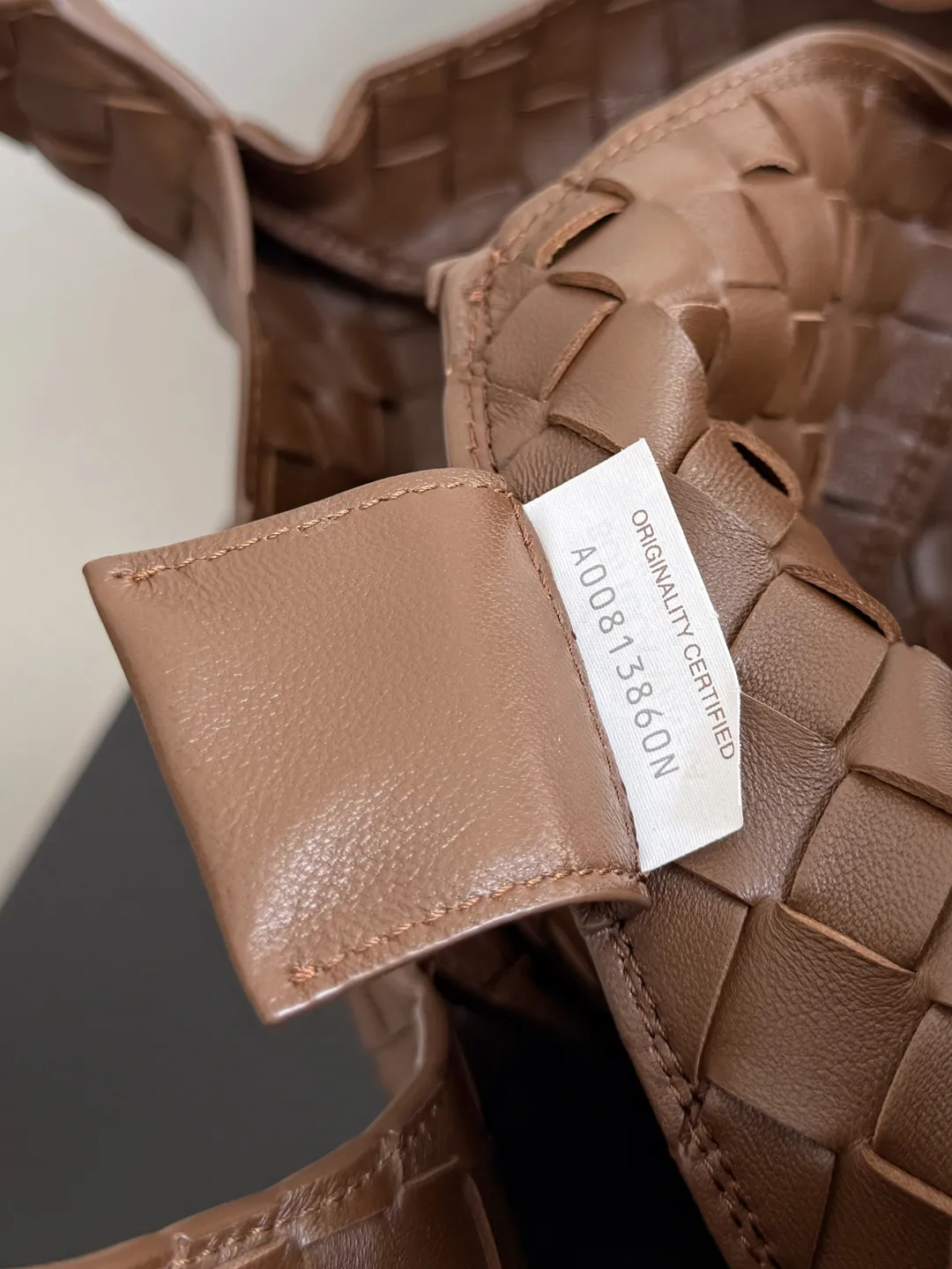 Batch 2160 new products are coming! BOTTEGA VENETA Bottega Veneta's 2025 new Campana shoulder bag is on the market~ First of all, I would like to praise the weight of this bag. As a not too small bag, it is very light for daily use. For people like me who need to carry a lot of belongings when going out, this advantage is great, and it greatly reduces the burden of traveling. 🛍️The shape is a bit like a combination of parachute and jodie. The blunt triangle shape is cute and honest. Carrying it on your back when going shopping is a good mood accelerator. The handles and body of the bag are both classic weaves. A tie is added to the original open design. If it is not tied up, the bag will look like a small vegetable basket when carried. Style number: 844249 Size: 33*20*16.5cm